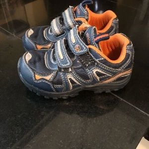 Stride Rite Bronco Sz8. Navy blue w/orange & gray.